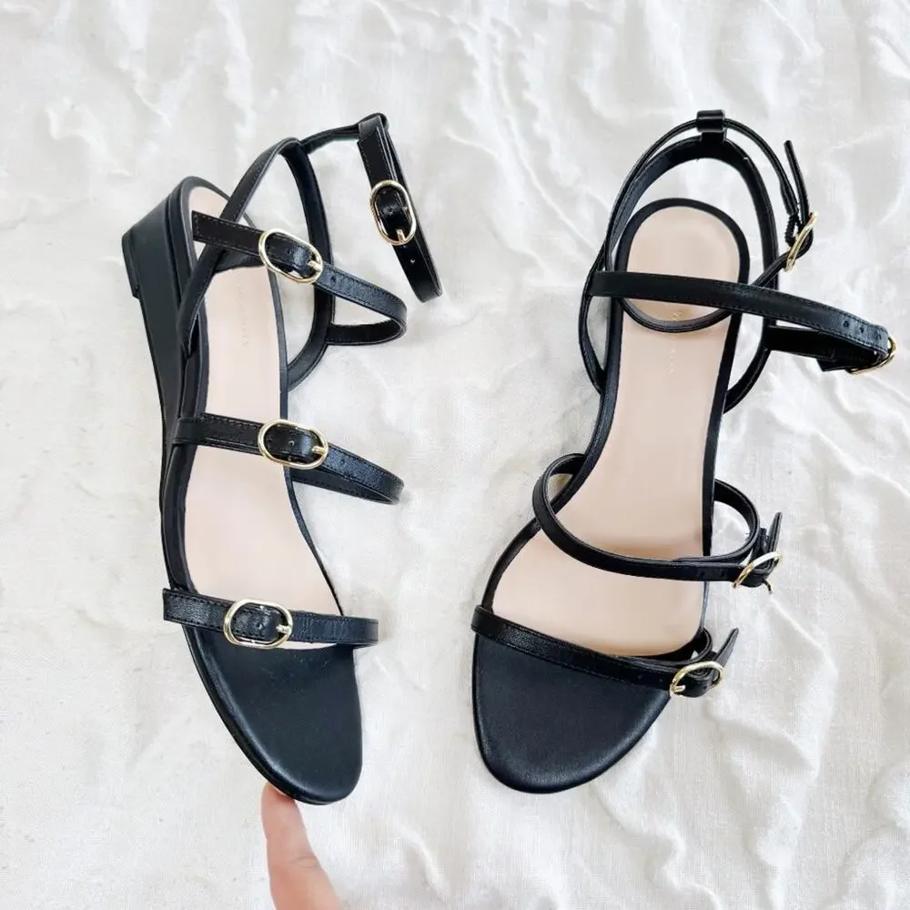 Stuart Weitzman Grecian Buckle Wedge Sandal In Black Leather Size 8 New - Picture 2 of 7